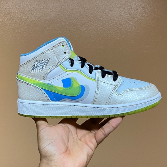 Jordan 1 Mid SE “Platinum Tint Blue Tint University Blue Volt” Size 7 Women’s - Picture 4 of 17
